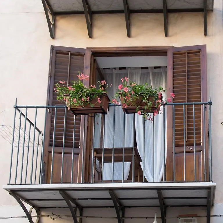 Casa Gesu' E Maria Al Palazzo Reale Daire Palermo